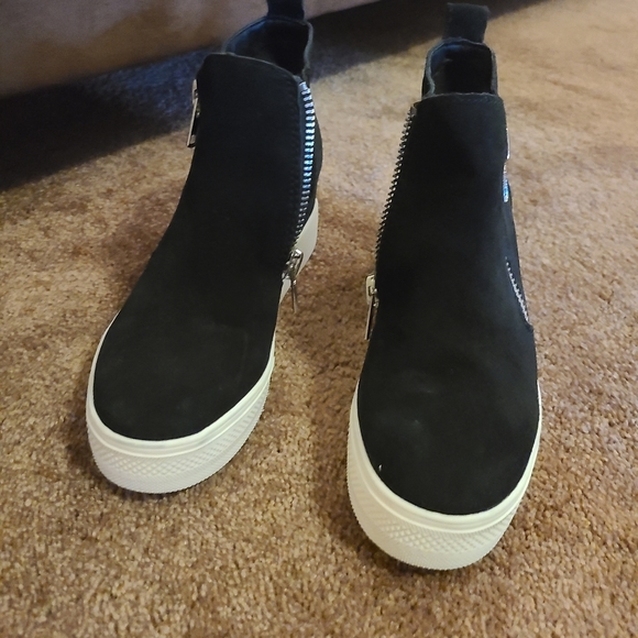Women's Black Wedges - Picture 2 of 4